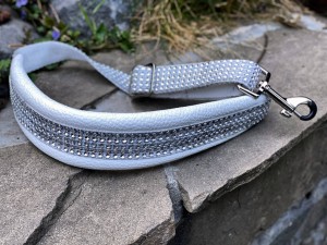 SLAVIK MUSIC ROYAL - pasek do saksofonu z kryształkami (BIAŁY)