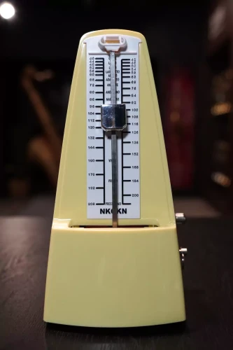 1. NKOKN metronom mechaniczny żółty.webp