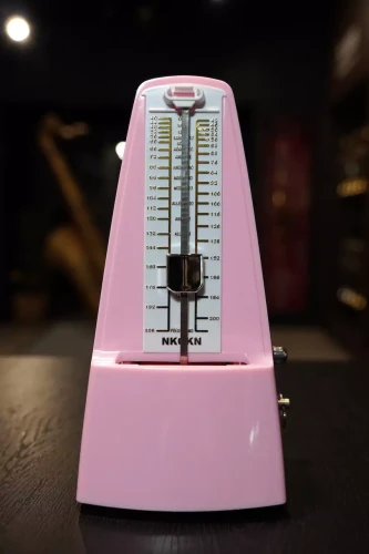 1. NKOKN metronom mechaniczny różowy.webp