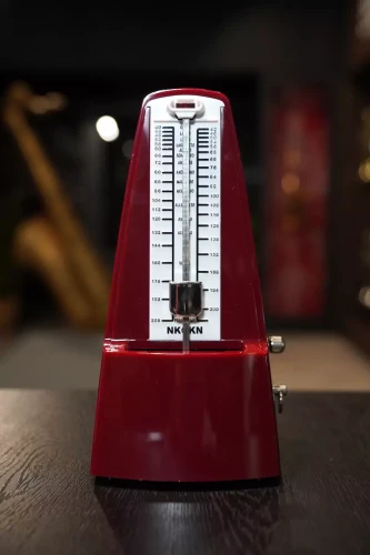 1. NKOKN metronom mechaniczny czerwony.webp
