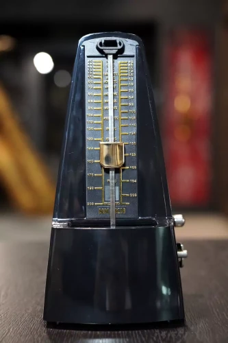 1. NKOKN metronom mechaniczny czarny.webp