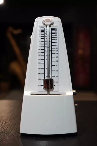 1. NKOKN metronom mechaniczny biały.webp